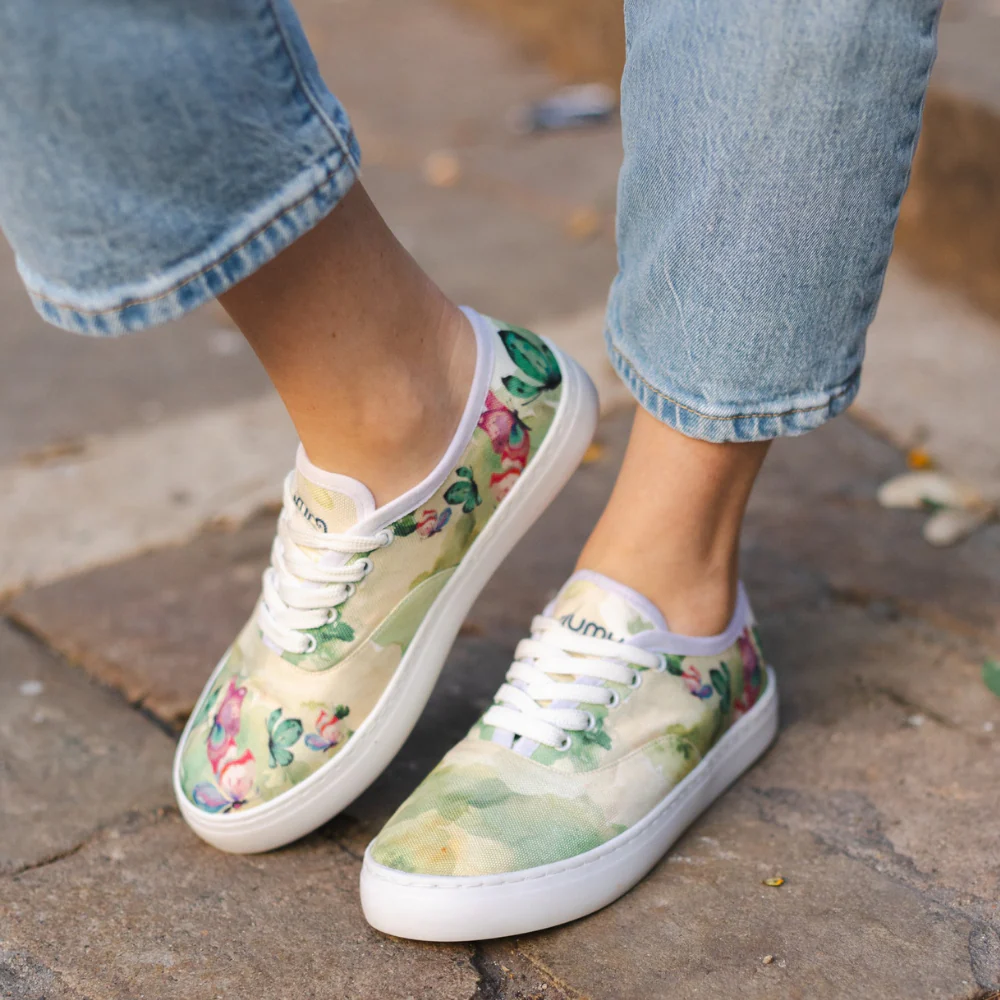 Leptiri na zelenoj pozadini - platnene ženske patike (-50%)